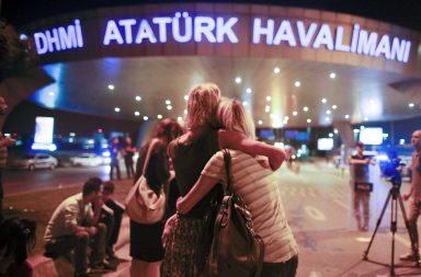 O terrorismo voltou a matar na Turquia, desta vez no principal aeroporto de Istambul.