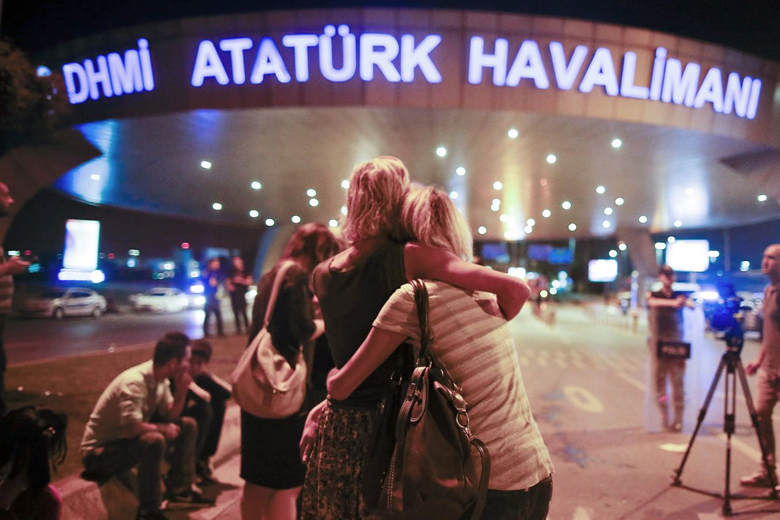 O terrorismo voltou a matar na Turquia, desta vez no principal aeroporto de Istambul.