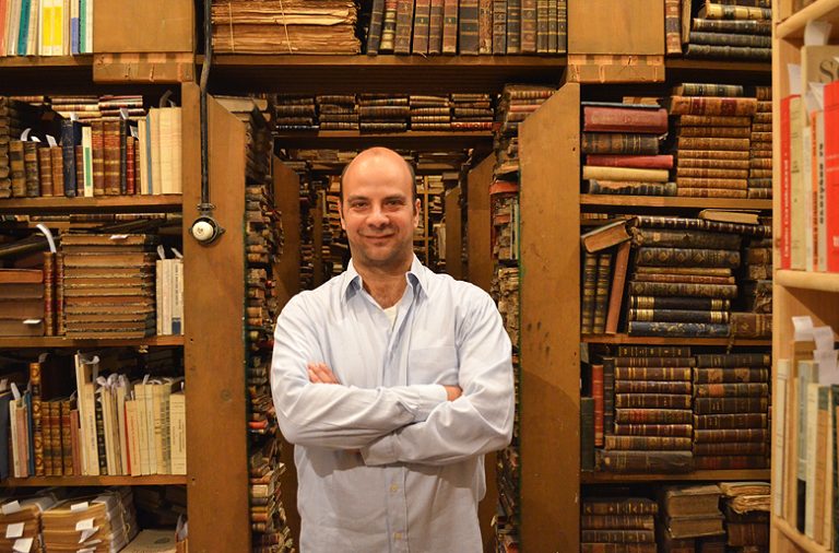 Miguel Carneiro tomou conta da livraria Moreira da Costa há 18 anos.