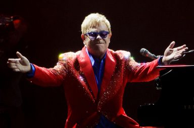 Elton John atua dia 14 de julho na Praia do Cabedelo.