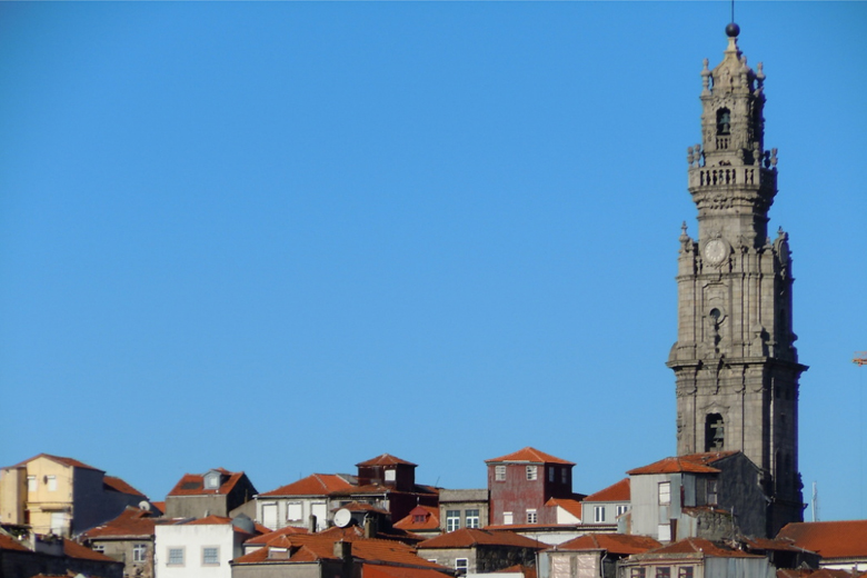 A Torre dos Cléricos é provavelmente o monumento mais emblemático da cidade histórica.