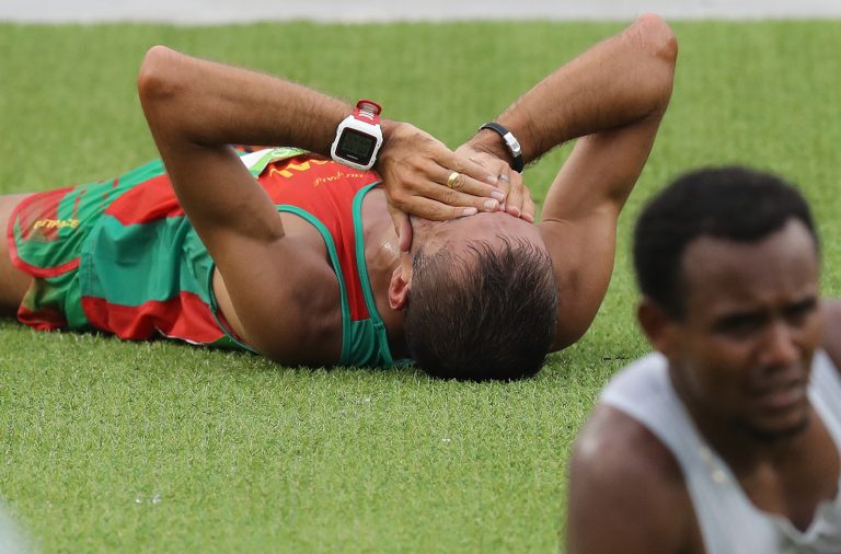 Rui Pedro Silva exausto depois de cortar a meta da maratona.