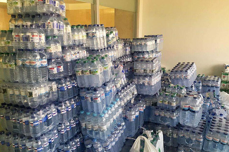 No total, foram entregues 2.500 garrafas de água.