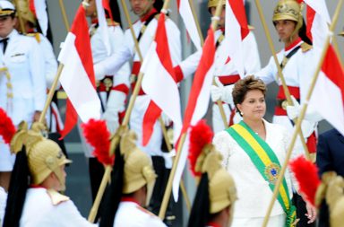 Dilma Rousseff em cerimônia de posse em janeiro de 2011. Cinco anos depois, a presidente luta para reconquistar a faixa presidencial.