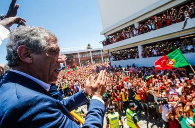 Milhares de portugueses festejaram o título à chegada da seleção a Lisboa.