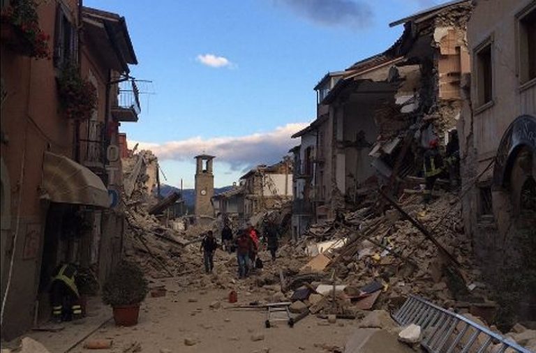 A região centro da Itália foi sacudida por um forte sismo esta madrugada.