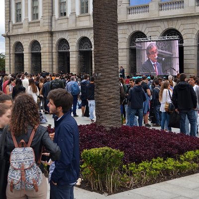Centenas de estudantes passaram pela Praça dos Leões esta quinta-feira.