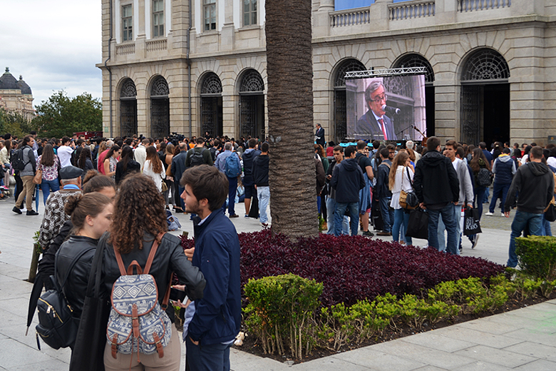 Centenas de estudantes passaram pela Praça dos Leões esta quinta-feira.