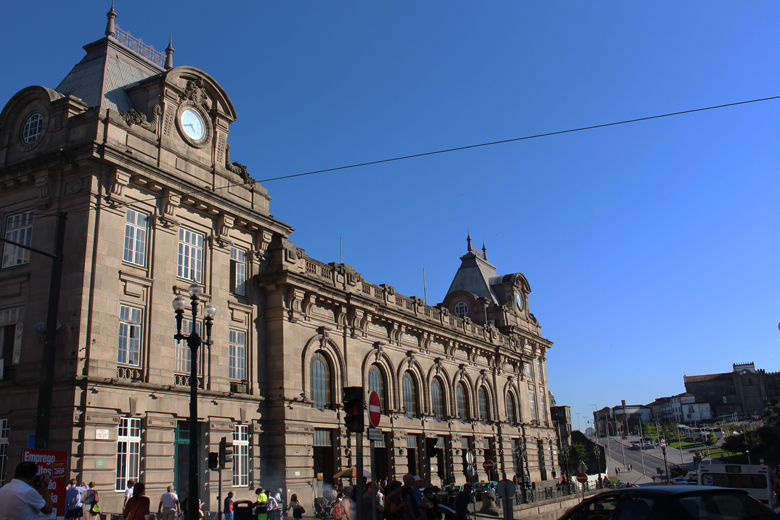 A Estação de São Bento é monumento nacional e faz parte do Centro histórico do Porto.