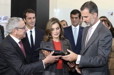 Os Reis de Espanha recebem de Novais Barbosa um violino feito em fibra de carbono.