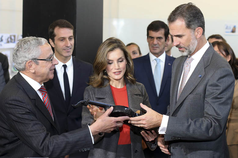 Os Reis de Espanha recebem de Novais Barbosa um violino feito em fibra de carbono.