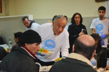 O Presidente da República esteve no primeiro restaurante solidário do Porto a servir os sem-abrigo.