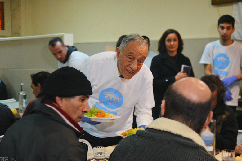 O Presidente da República esteve no primeiro restaurante solidário do Porto a servir os sem-abrigo.