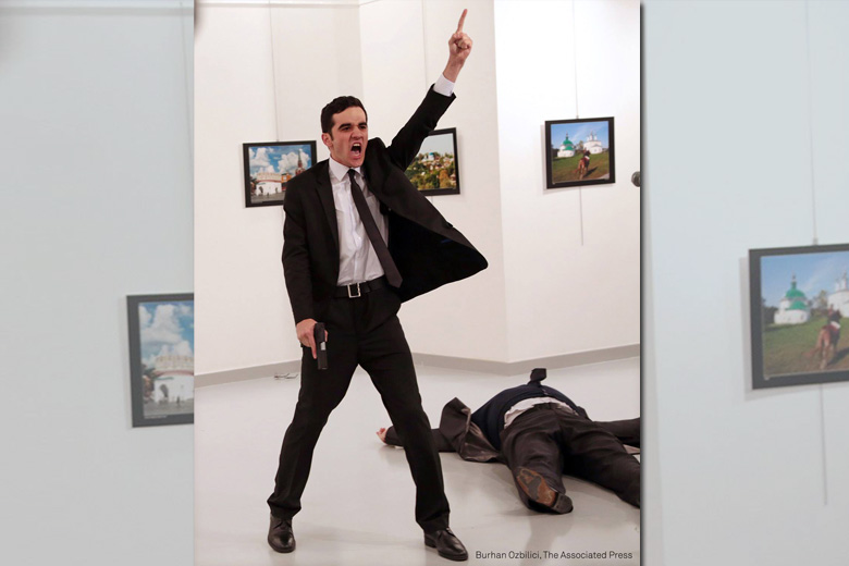 "Um assassinato na Túrquia", de Burhan Ozbilic, foi eleita a fotografia do ano.
