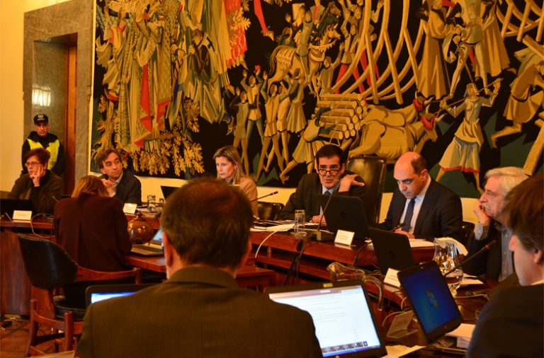 Reunião da Câmara aprova os acordos com comerciantes do Bolhão.