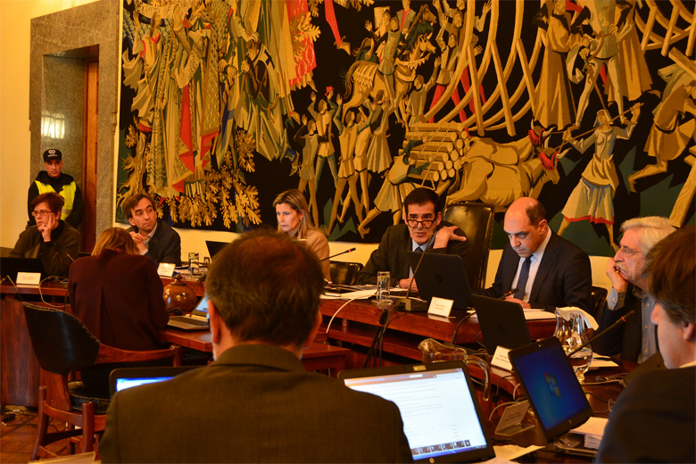 Reunião da Câmara aprova os acordos com comerciantes do Bolhão.