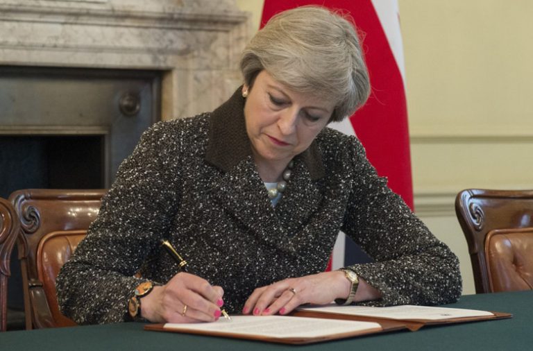 A Carta formal de saída do Reino Unido foi assinada esta terça-feira pela primeira-ministra britânica, Theresa May.