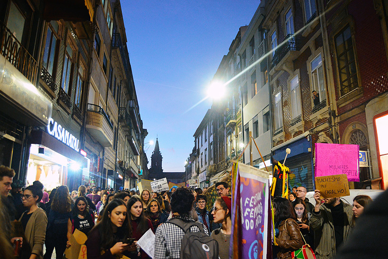 A arruada foi organizada pelo Festival Feminista do Porto e começou na Trindade.
