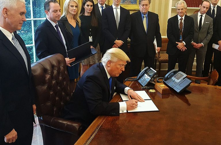 Donald Trump assinou hoje a reformulação da ordem anti-imigração de 27 de janeiro.
