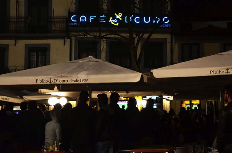 O emblemático café Piolho continua a ser a escolha de muitos portuenses. Foto: Inês Viana