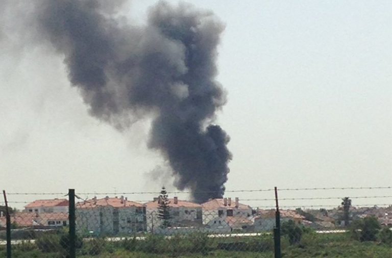 A avioneta despenhou-se perto do supermercado Lidl, em Tires, e provocou cinco mortos.
