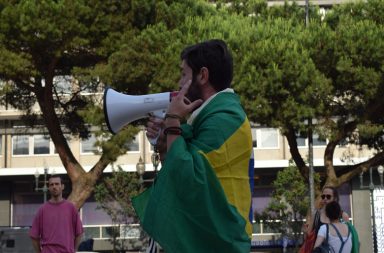 Manifestantes protestam em frente à Câmara Municipal do Porto