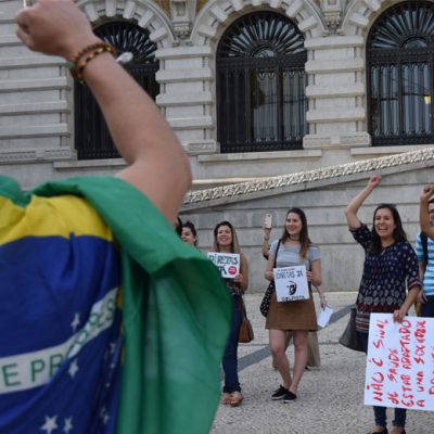 Manifestantes protestam em frente à Câmara Municipal do Porto