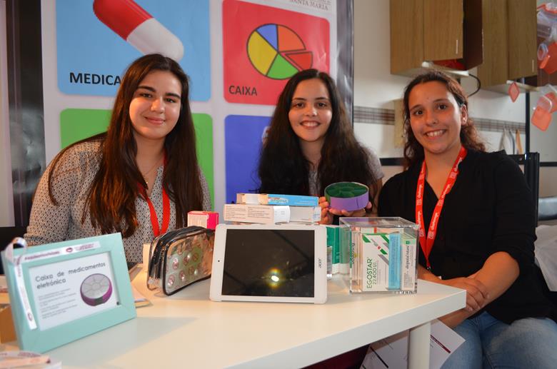 Catarina Cardoso, Diana Mota e Mariana Garcez apresenta uma caixa de medicamentos "inteligente", a "MedBOX".