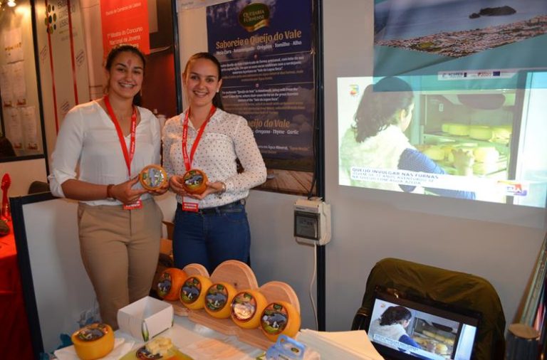Paula Rego e Ana Rita Ferreira exibem o Queijo do Vale, que já está à venda no continente e nos Açores, de onde são naturais.