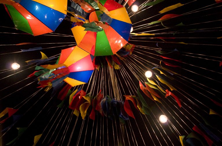 Durante a noite de São João costumam ser lançados milhares de balões para o céu.