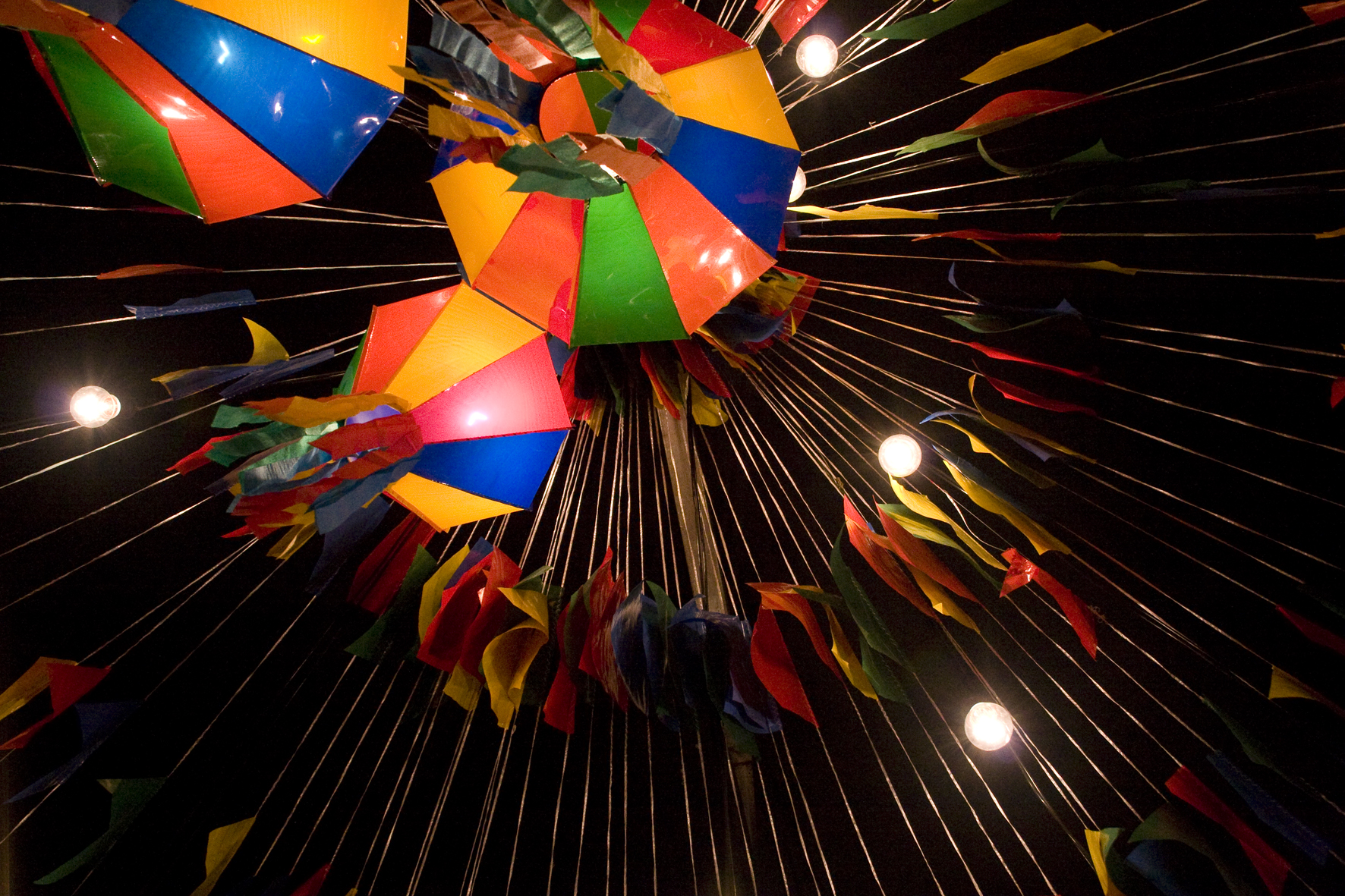Durante a noite de São João costumam ser lançados milhares de balões para o céu.