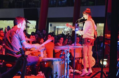 Mallu Magalhães deu um concerto para um mercado repleto de fãs.