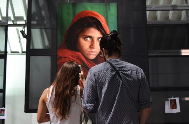 "Menina Afegã" é o retrato mais famoso de Steve McCurry, que tem uma retrosptiva na Alfândega até ao final do ano.