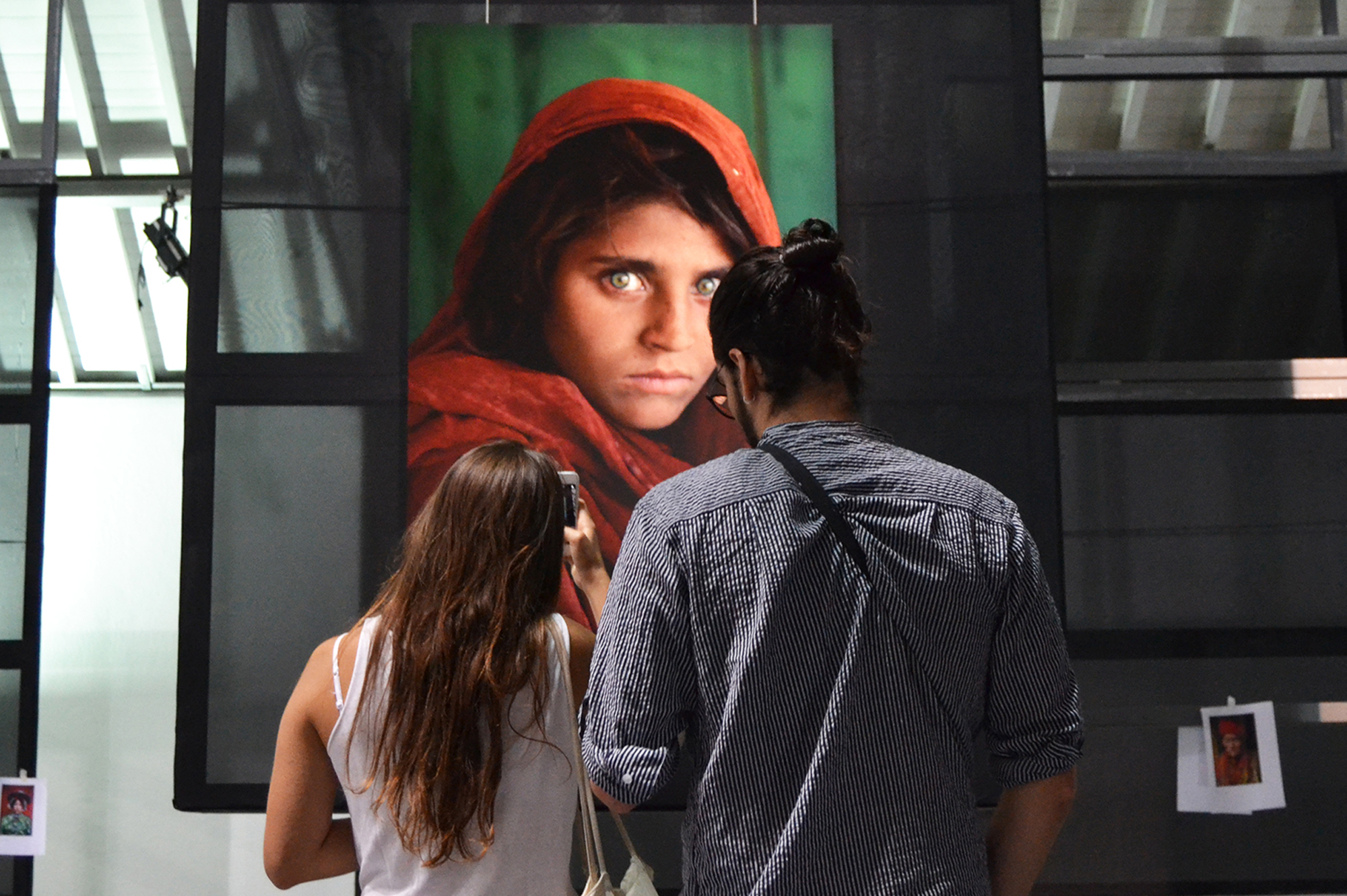 "Menina Afegã" é o retrato mais famoso de Steve McCurry, que tem uma retrosptiva na Alfândega até ao final do ano.