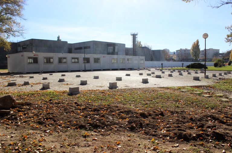 As instalações provisórias estão a ser colocadas no parque de estacionamento frente à faculdade.