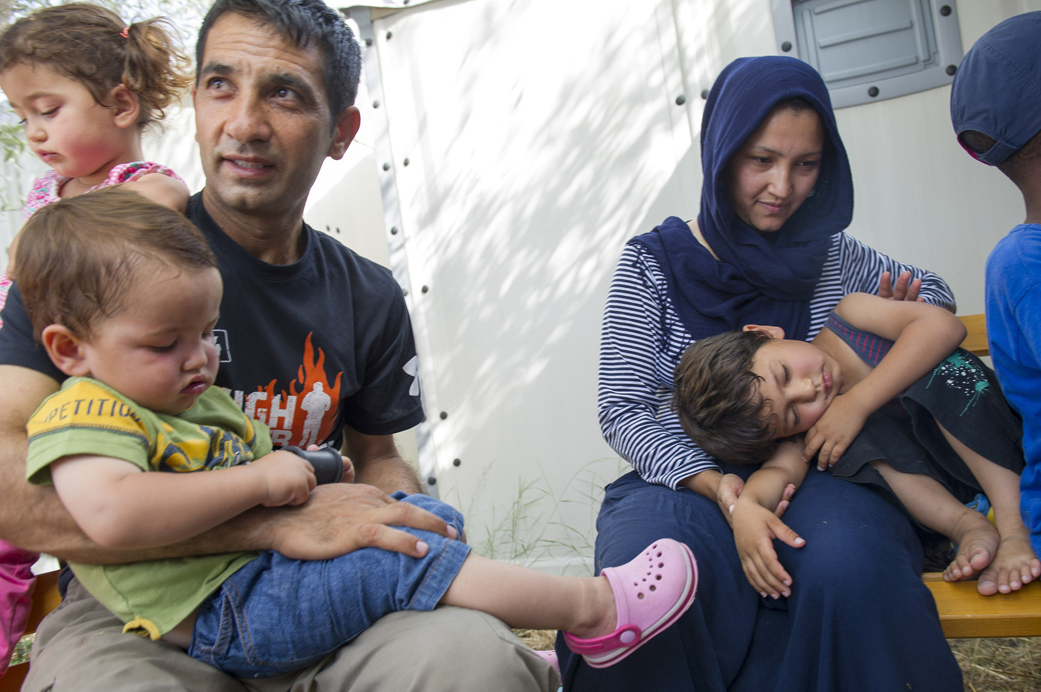Família de refugiados no campo de Kara Tepe na Grécia.