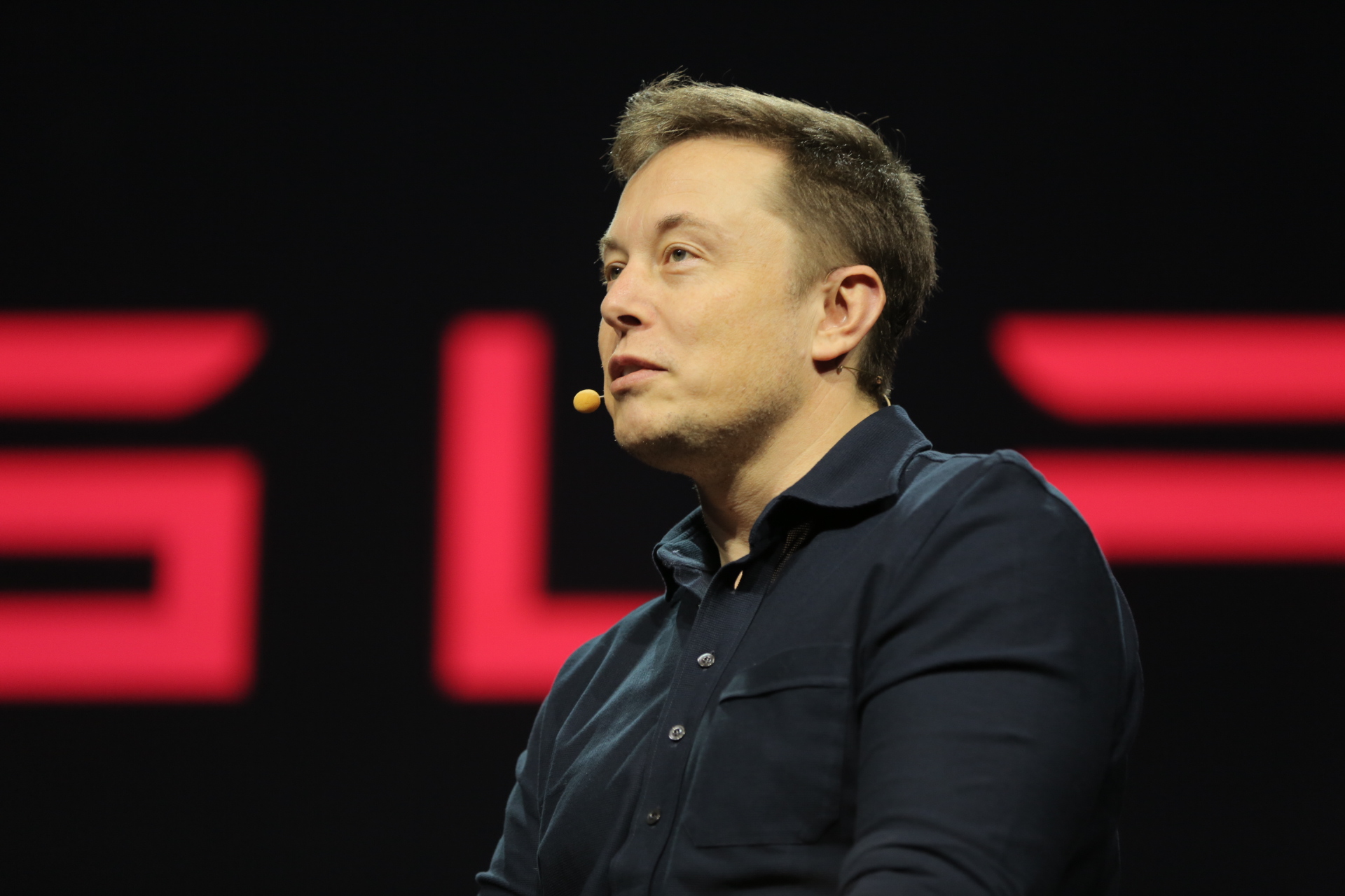 Em 2008, Elon Musk reestruturou a direção da Tesla e investiu o seu próprio dinheiro para salvar a companhia da falência.