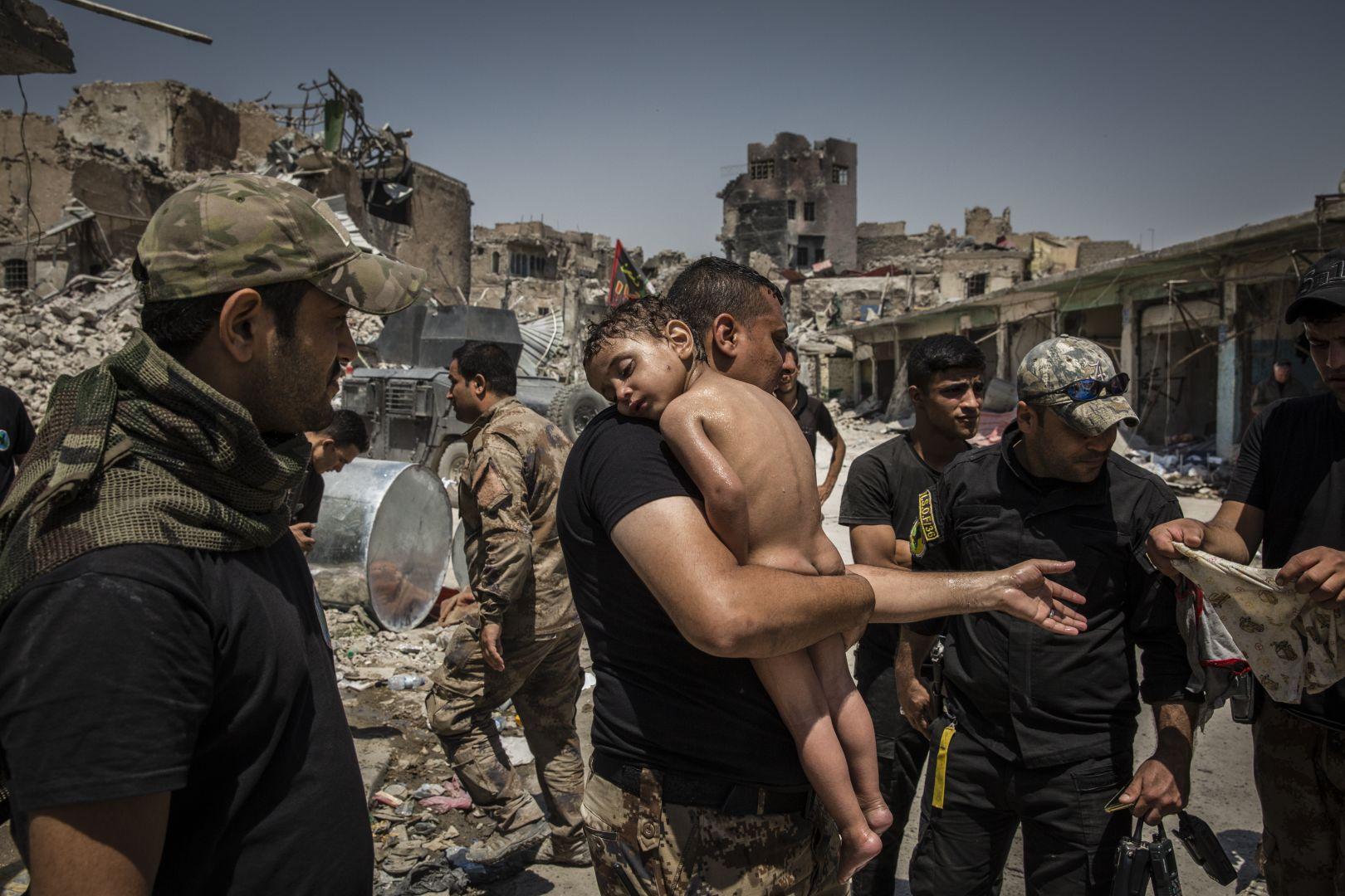 Um rapaz é retirado de Mossul, após a batalha contra o Daesh. Foto: Ivor Prickett