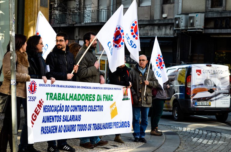 Manifestantes reuniram-se esta tarde em frente à FNAC de Santa Catarina, no Porto.