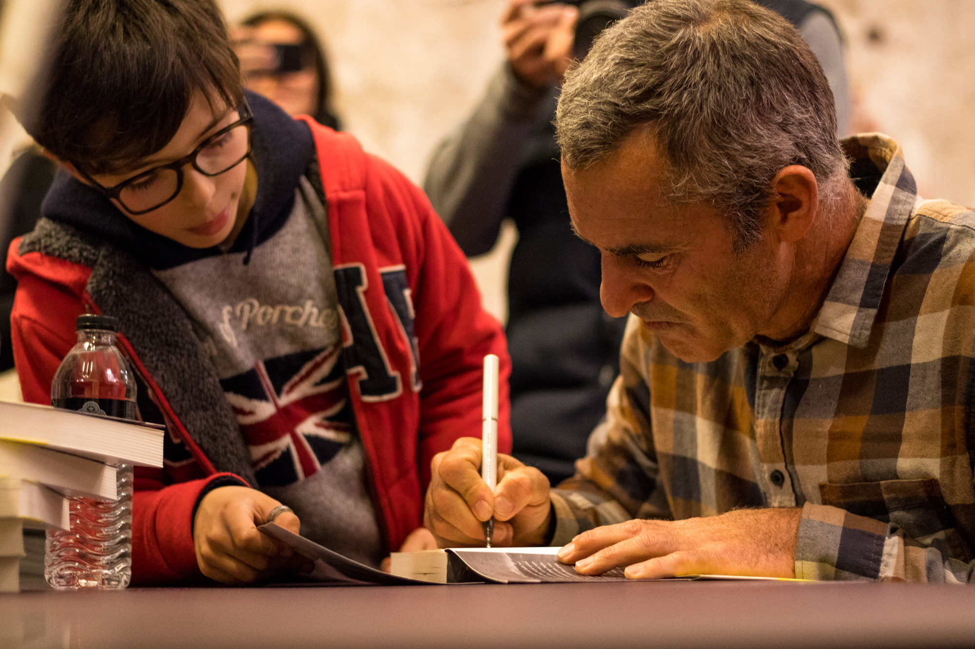 Garrett McNamara a autografar a autobiografia "Lobo do Mar" na sessão de apresentação que teve lugar nos Armazéns do Castelo, no Porto.