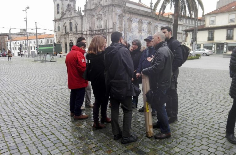 Onze professores da Universidade do Porto manifestaram-se em frente à Reitoria.