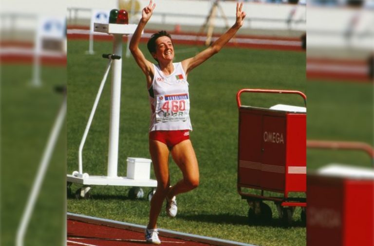 Rosa Mota festeja em Seul a conquista da primeira medalha olímpica de uma mulher portuguesa.