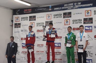 Artur Karlov, à direita na imagem, a receber a medalha de bronze na competição.
