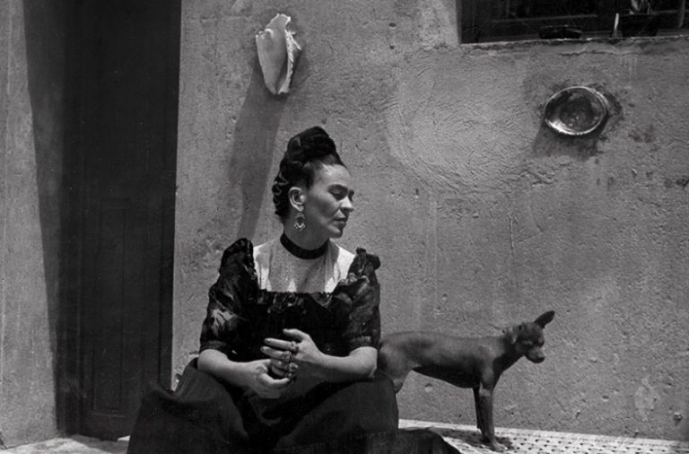 Fotografia de Frida Kahlo tirada por Lola Alvarez Bravo em 1944.