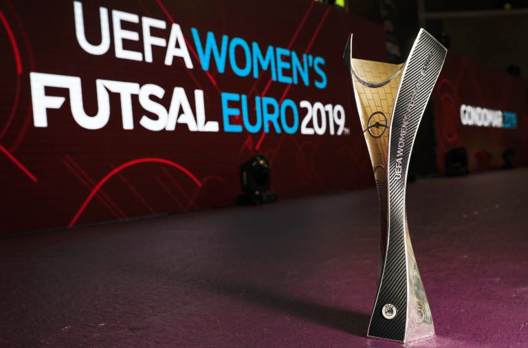 O primeiro Campeonato da Europa de Futsal Feminino realiza-se em Gondomar.