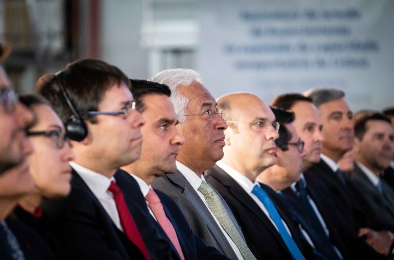 Pedro Marques (ao centro, junto de António Costa) abandona o Governo para concorrer às Europeias.