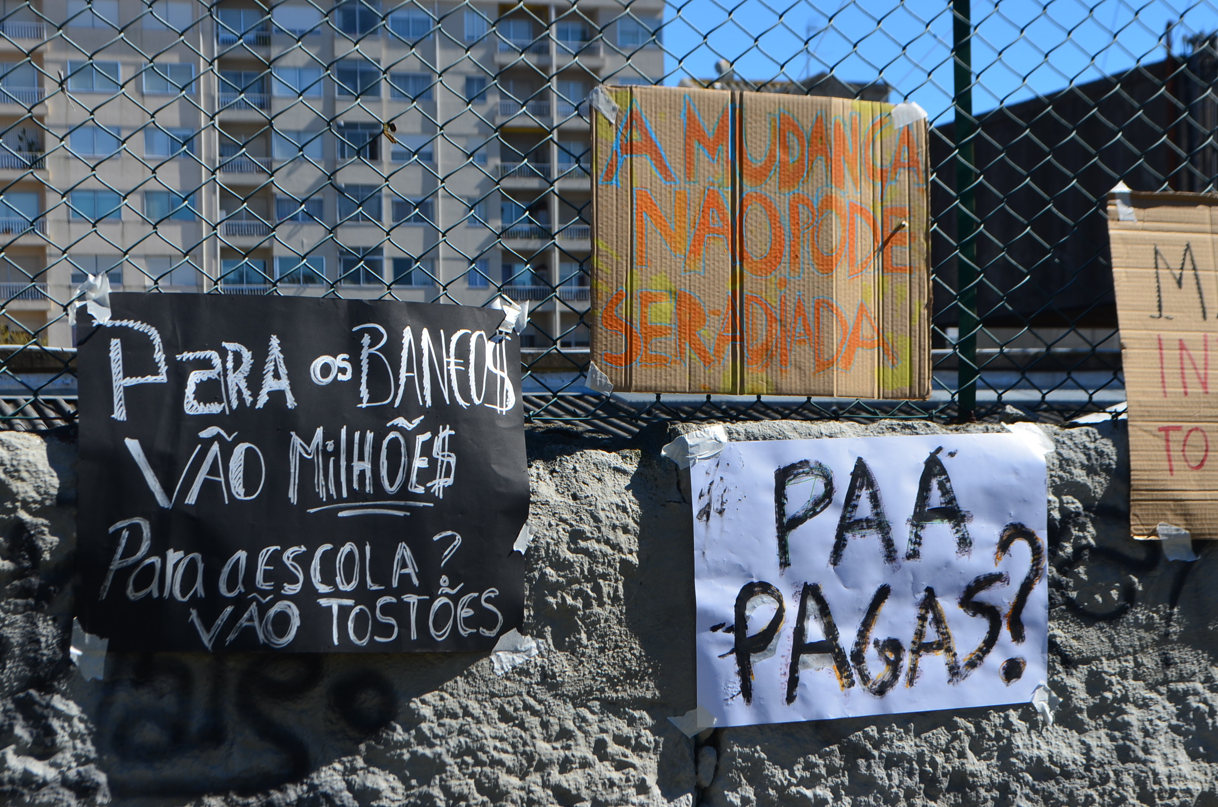 Os alunos da Escola Artística Soares dos Reis juntaram-se ao movimento nacional "É agora".