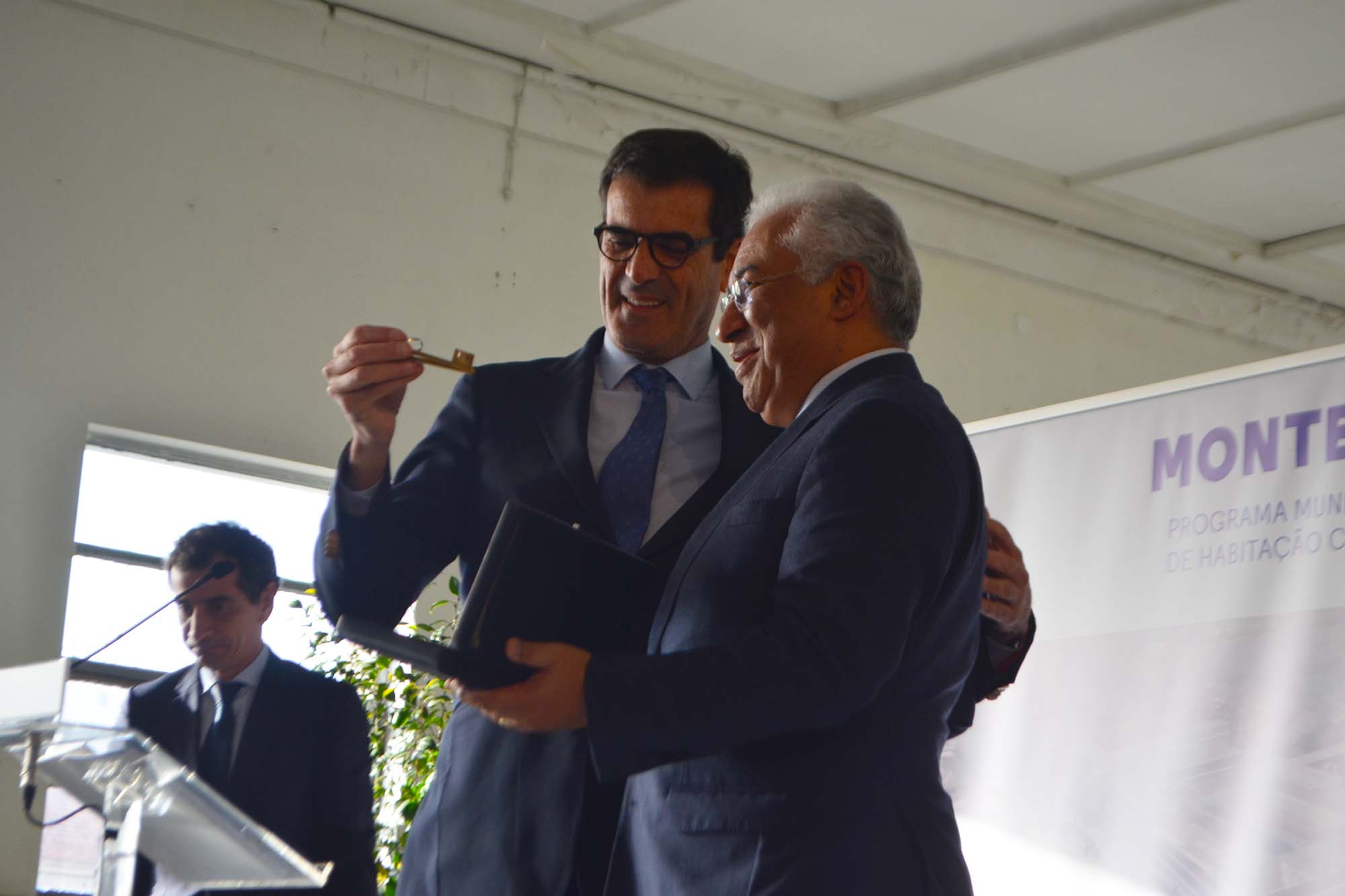 António Costa entrega a chave do Quartel de Monte Pedral a Rui Moreira.