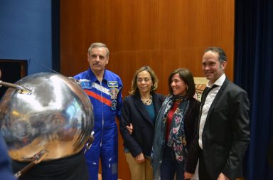 Mikhail Kornienko (à esq.) esteve presente na apresentação da réplica do Sputnik-1, oferecida por Rui Moura (à dir.) FCUP.