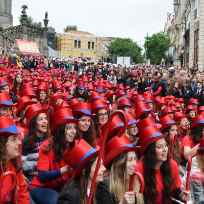 Milhares de estudantes desfilaram esta terça-feira pelas ruas da Baixa do Porto.